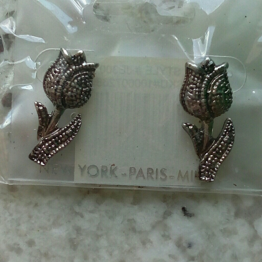 💙Nwt Silver Rose Earrings💙
